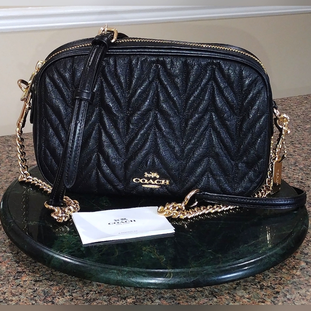 NWOT Coach isla Chain Quilting  leather